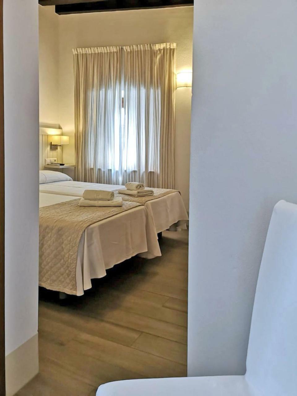 קוניל דה לה פרונטרה Hostal La Fonda מראה חיצוני תמונה